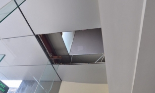 Vụ thủng trần chung cư khiến 2 người rơi xuống sảnh ở Hà Nội: Cơ quan chức năng cho biết nguyên nhân