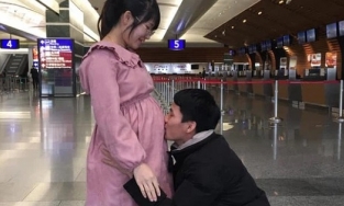 Chồng quỳ gối ôm hôn bụng bầu tiễn vợ lên chuyến bay nhân đạo về nước