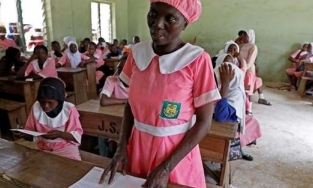 Người phụ nữ 50 tuổi học tiểu học với hy vọng biết chữ sẽ giúp công việc kinh doanh phát triển