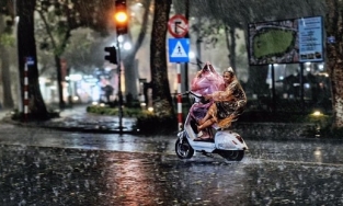 Thời tiết 2/4: Hà Nội vài nơi có mưa, miền Trung nắng nóng gay gắt tiếp diễn