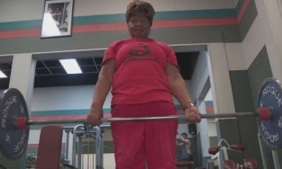 Cụ bà 79 tuổi nâng tạ hơn 180 kg và lập 19 kỷ lục thế giới