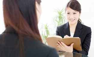 Để chiêu mộ người tài, công ty quảng cáo nhân viên vào làm sẽ được 'trai xinh gái đẹp theo đuổi'