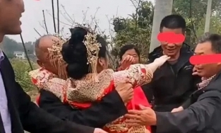 Tập tục bố chú rể bế cô dâu từ xe hoa vào nhà khiến dư luận xôn xao