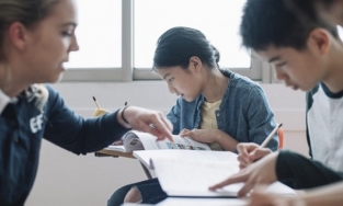 Bộ Giáo dục Trung Quốc đề xuất cấm giáo viên và học sinh yêu nhau