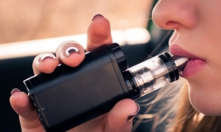 Số học sinh lớp 8-12 hút thuốc lá điện tử tăng 40 lần so với năm 2005