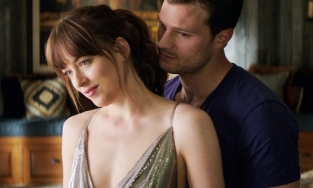 Dakota Johnson từng trộm nội y trên phim trường ‘50 sắc thái’