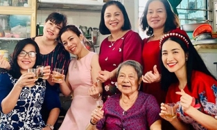 Mẹ chồng Hoà Minzy luôn yêu thương con dâu và cưng cháu trai như trứng