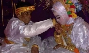 Ông lão U60 cưới luôn con gái của người mình từng cầu hôn bất thành