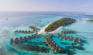 Maldives mở cửa giữa đại dịch, cung cấp vaccine cho khách quốc tế