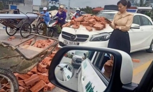Sau va chạm với xe ba gác chở gạch, nữ tài xế Mercedes đã có hành động đẹp khiến ai cũng ngưỡng mộ