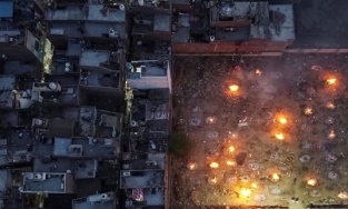 Chỉ với một bức ảnh đã lột tả được hết sự đau thương của đợt bùng dịch Covid-19 ở Ấn Độ