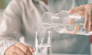 Vì sao không nên uống nước trước khi đi ngủ?