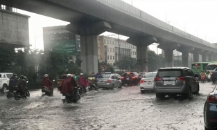 Trước kỳ nghỉ lễ 30/4, Hà Nội trời mưa lạnh