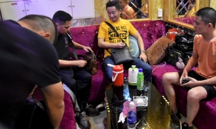 Dù đang tự cách ly, chuyên gia Trung Quốc vẫn đi karaoke trá hình