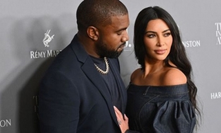 Kanye West liên quan đến vụ mua bán tượng cổ nhưng mượn tên Kim Kardashian