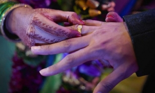 Người đàn ông giúp vợ kết hôn với người mà cô đã ngoại tình trong nhiều năm