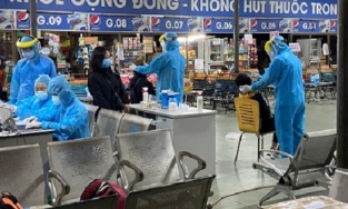 Người đến TP.HCM từ 10 vùng dịch mới phải cách ly tập trung