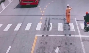 Xúc động video chiến sĩ CSGT Bắc Giang đứng nghiêm chào đoàn chi viện chống dịch từ Quảng Ninh