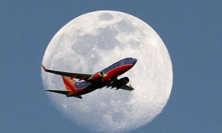 Chỉ sau 2,5 phút bán, vé chuyến bay lên trời ngắm nguyệt thực hết nhẵn