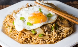 Theo mẹ đi ăn cỗ cưới bị thiu, hai trẻ ngộ độc thực phẩm không cứu được