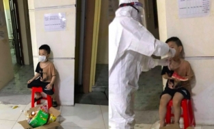 Mới 6 tuổi, bé trai đi nhận kết quả dương tính Covid-19 1 mình: Ngơ ngác, ngồi nép vào cánh cửa