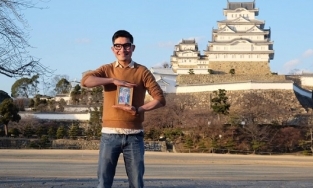 Chàng trai mang di ảnh bố mẹ đi du lịch 'cả thanh