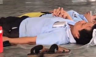 Hình ảnh 2 công nhân nắm chặt tay nhau trong giờ ngủ trưa khiến ai nhìn cũng ấm lòng