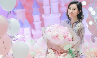 Diễn viên Hong Kong Xa Thi Mạn được tặng 528 bông hồng