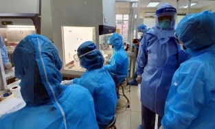 Hà Nội: Phát hiện 2 nhân viên y tế Bệnh viện Thanh Nhàn khi điều trị bệnh nhân dương tính đã mắc Covid-19 