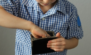 Khi trẻ trộm tiền, cha mẹ nên làm gì?