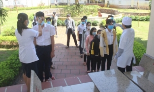 Hải Phòng: Thí sinh lớp 10 diện F1 mặc đồ bảo hộ đi thi, khử khuẩn bài thi 