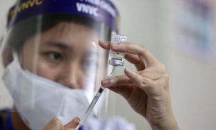 Kiến nghị TP.HCM ưu tiên tiêm vaccine Covid-19 cho lực lượng thu gom rác