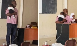 Hình ảnh giáo sư Senegal bế con của sinh viên trong giờ học khiến cộng đồng mạng xôn xao