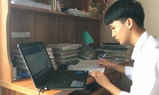 Thí sinh Hà Nội làm thủ tục dự thi lớp 10 trực tuyến