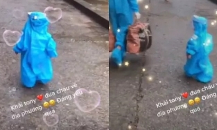 Hình ảnh em bé 3 tuổi mắc ung thư, mặc đồ bảo hộ tung tăng trở về nhà sau 28 ngày cách ly khiến bao người rơi nước mắt