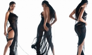 Ngắm thân hình nảy nở của người phụ nữ quyến rũ nhất thế giới năm 2021