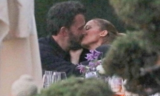 Ca sĩ Jennifer Lopez hôn tài tử Ben Affleck ở nơi công cộng