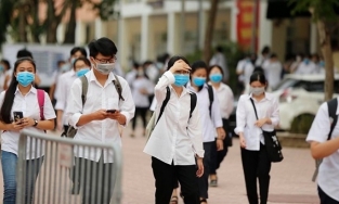 Đề thi văn lớp 10 đề cập đến 'sự tế nhị khi giúp đỡ người khác' giữa loạt ồn ào làm từ thiện của showbiz khiến cư dân mạng phấn khích