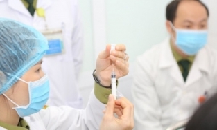 Nên làm gì sau khi tiêm vắc xin Covid-19 để giảm tác dụng phụ?