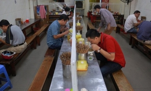 Hà Nội: Từ 0h ngày 22/6, sẽ được mở lại tiệm cắt tóc, cà phê, quán ăn trong nhà