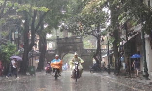 Hà Nội và các tỉnh Bắc Bộ mưa giải nhiệt trên diện rộng sau chuỗi ngày nóng 40 độ C