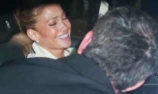 Jennifer Lopez cười quên trời đất bên Ben Affleck khi hẹn hò ở Los Angeles