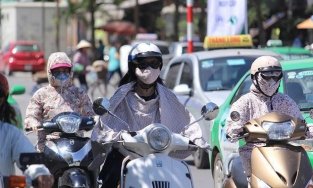 Hai ngày nắng nóng gay gắt ở miền Bắc và miền Trung