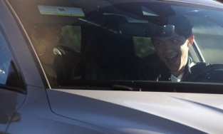 Sau thời gian vướng nghi vấn hẹn hò, lần đầu Tom Holland và Zendaya bị bắt gặp hôn nhau trong ô tô