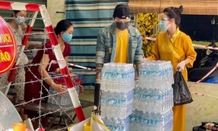 Sau nghi vấn hẹn hò, Nhật Kim Anh - Titi (HKT) cùng nhau đi từ thiện