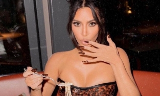 Kim Kardashian hóa búp bê Barbie sau thông tin tìm bạn trai qua app hẹn hò