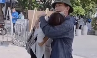 Người cha an ủi cô con gái làm bài thi không tốt khiến nhiều người cảm động