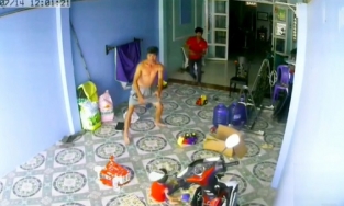 Đang ngồi chơi cùng cháu, ông nội vội vã gọi người bế cháu đi vì chuyện này