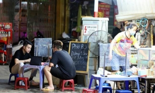 Hà Nội: Người bán nước vỉa hè, thợ cắt tóc sẽ được nhận tiền hỗ trợ 