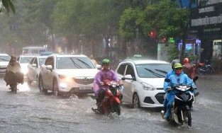 Khu vực Nam Trung Bộ, Tây Nguyên và Nam Bộ có mưa rào, đề phòng lốc sét, gió giật mạnh